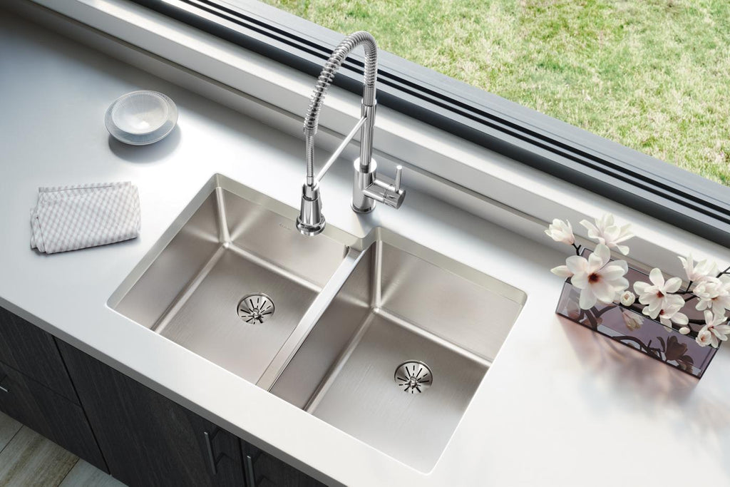 Elkay Tarja Lustertone Iconix® Calibre 16 Acero Inoxidable 31-1/4" x 20-1/2" x 9" de Dos Tazones Bajo Cubierta with Left Perfect Drain® — ambiente de cocina
