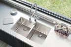 Elkay Tarja Lustertone Iconix® Calibre 16 Acero Inoxidable 31-1/4" x 20-1/2" x 9" de Dos Tazones Bajo Cubierta with Left Perfect Drain® — ambiente de cocina