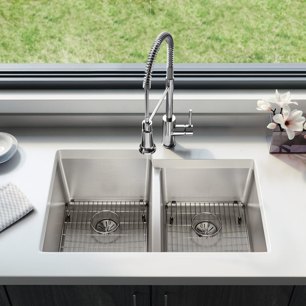 Elkay Tarja Lustertone Iconix® Calibre 16 Acero Inoxidable 31-1/4" x 20-1/2" x 9" de Dos Tazones Bajo Cubierta (Kit) with Right Perfect Drain® — ambiente de cocina