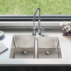 Elkay Tarja Lustertone Iconix® Calibre 16 Acero Inoxidable 31-1/4" x 20-1/2" x 9" de Dos Tazones Bajo Cubierta with Right Perfect Drain® — ambiente de cocina