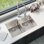 Elkay Tarja Lustertone Iconix® Calibre 16 Acero Inoxidable 31-1/4" x 20-1/2" x 9" de Dos Tazones Bajo Cubierta with Right Perfect Drain® — ambiente de cocina