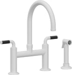 California Faucets Descanso Llave de Cocina Tipo Puente Industrial con Rociador Lateral - Pico en Arco - Blanco Mate