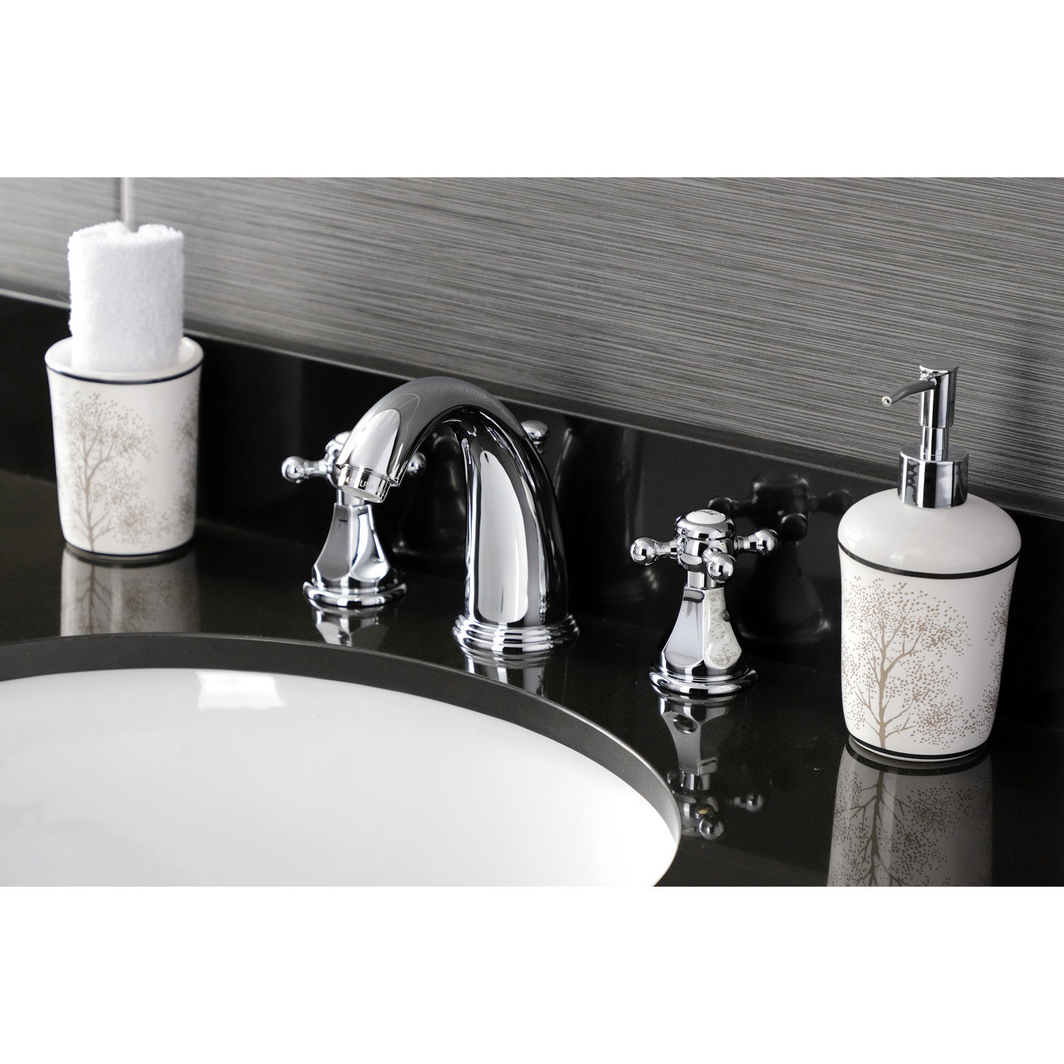 Kingston Brass Metropolitan - Llave de Lavabo Widespread (3 Orificios), con Dos Manerales — Ambientación 2