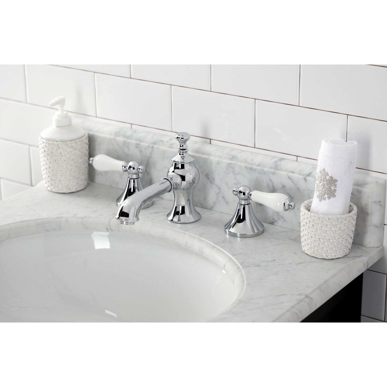 Kingston Brass Vintage - Llave de Lavabo Widespread (3 Orificios), con Dos Manerales — Ambientación 4