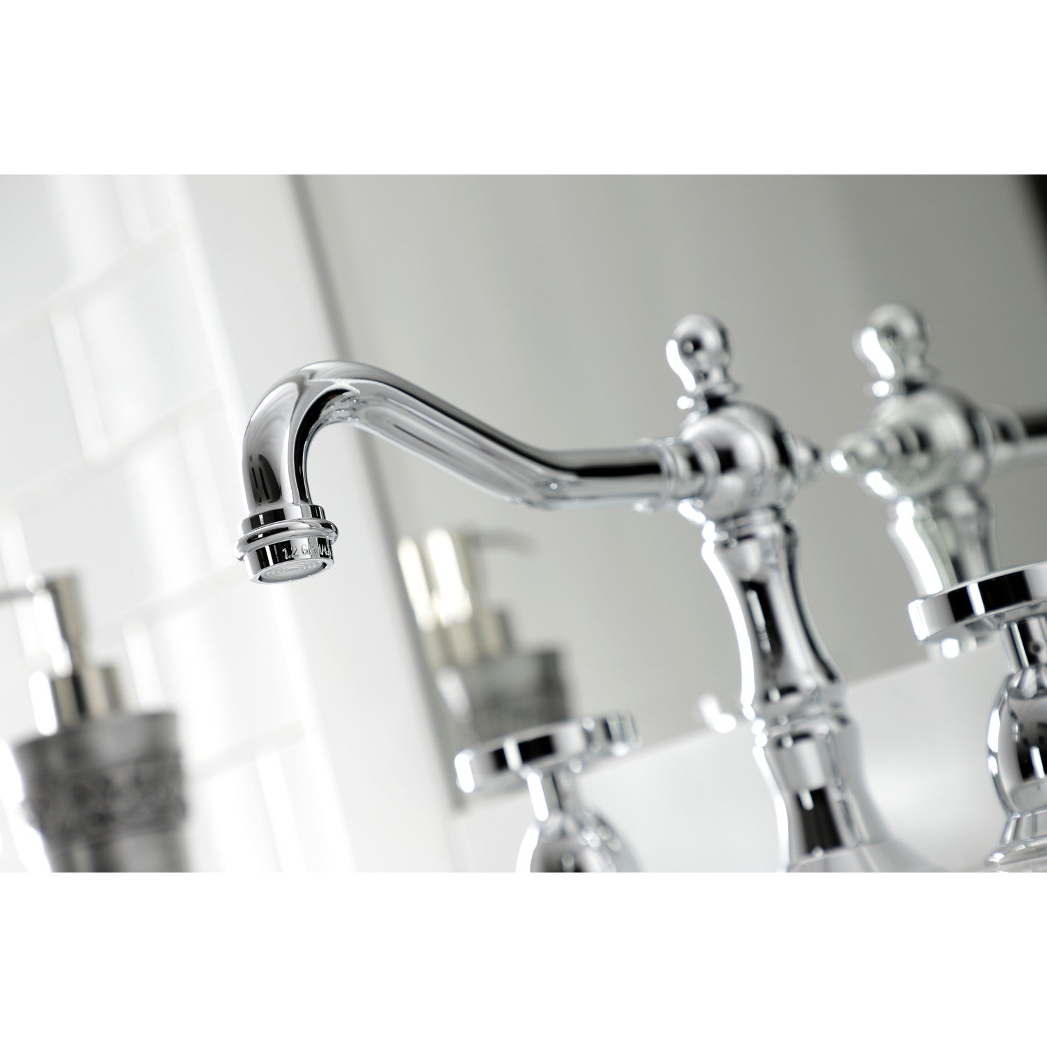 Kingston Brass Belknap - Llave de Lavabo Widespread (3 Orificios), con Dos Manerales — Ambientación 2