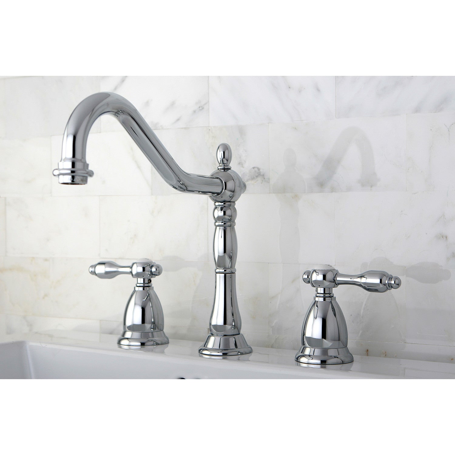 Kingston Brass Tudor - Llave de Lavabo Widespread (3 Orificios), con Dos Manerales — Ambientación 3