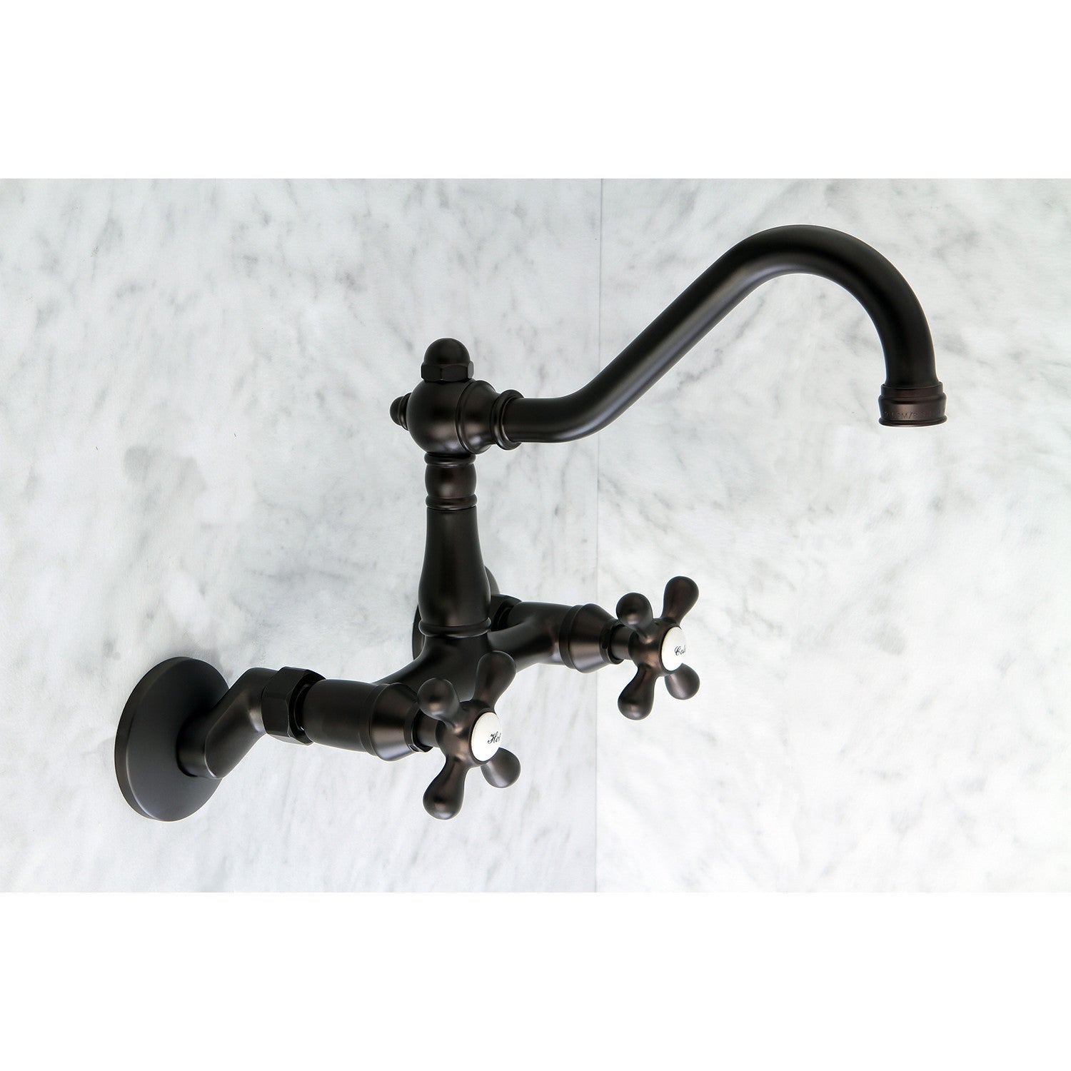 Kingston Brass Heirloom Vintage — Mezcladora Puente de Pared, Dos Manijas, 2 Orificios — Bronce Aceitado — Ambientación 2