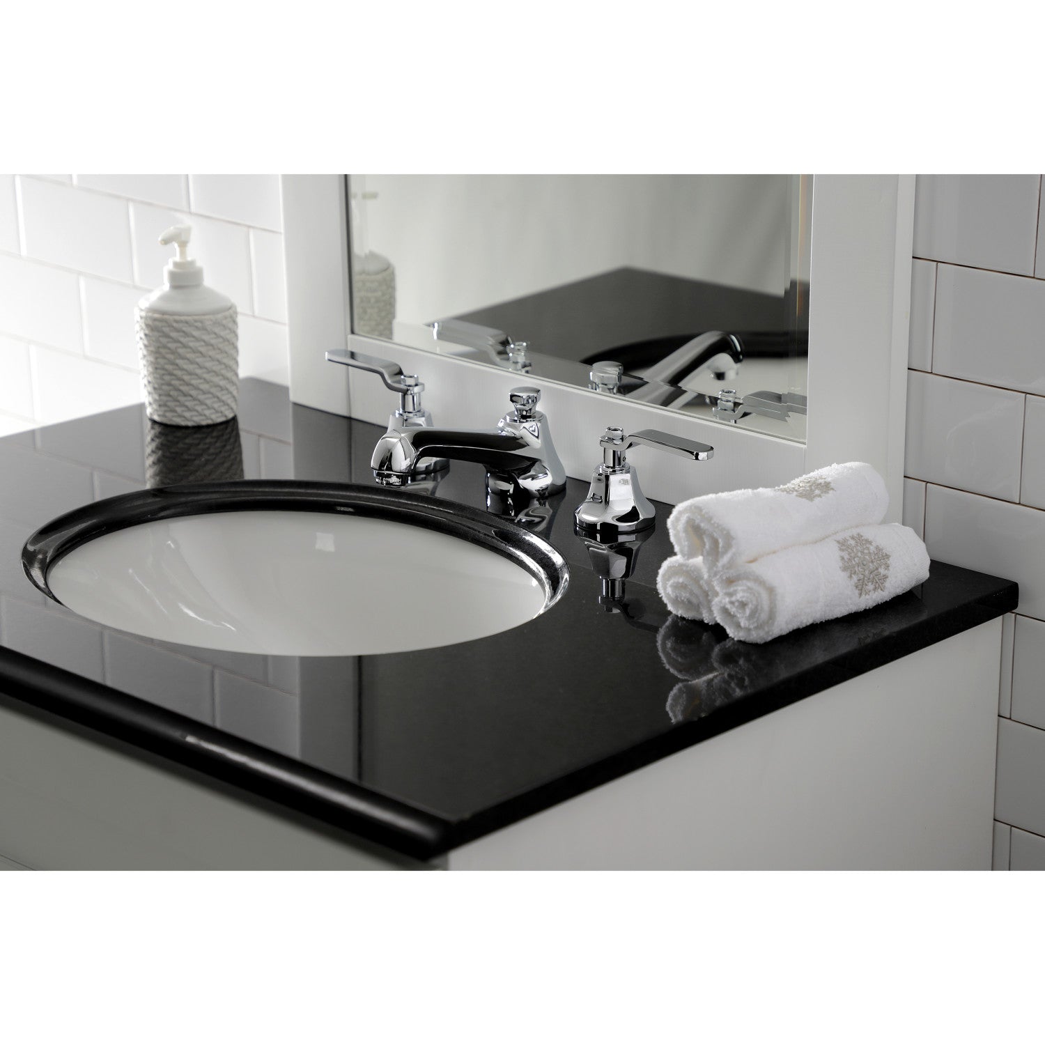 Kingston Brass Whitaker - Llave de Lavabo Widespread (3 Orificios), con Dos Manerales — Ambientación 4