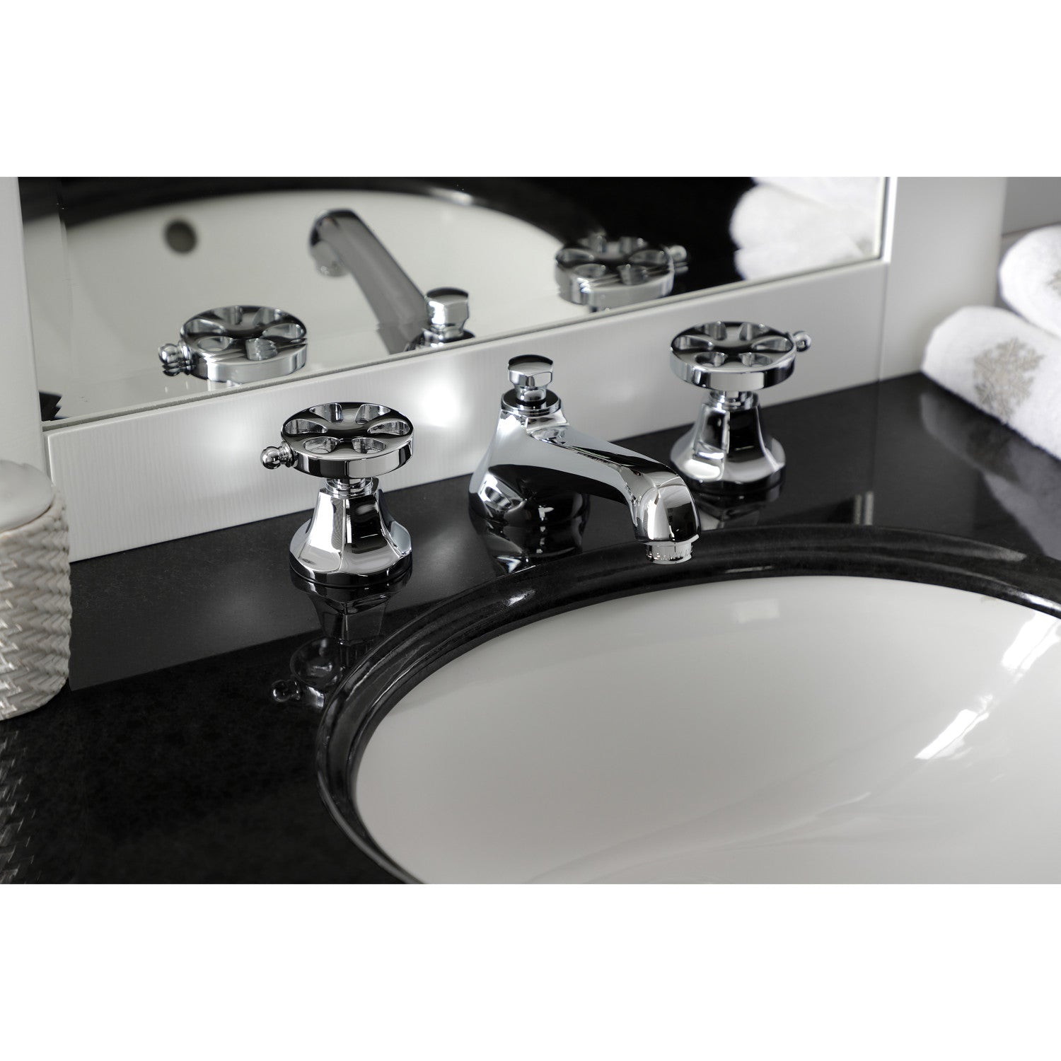 Kingston Brass Belknap - Llave de Lavabo Widespread (3 Orificios), con Dos Manerales — Ambientación 3