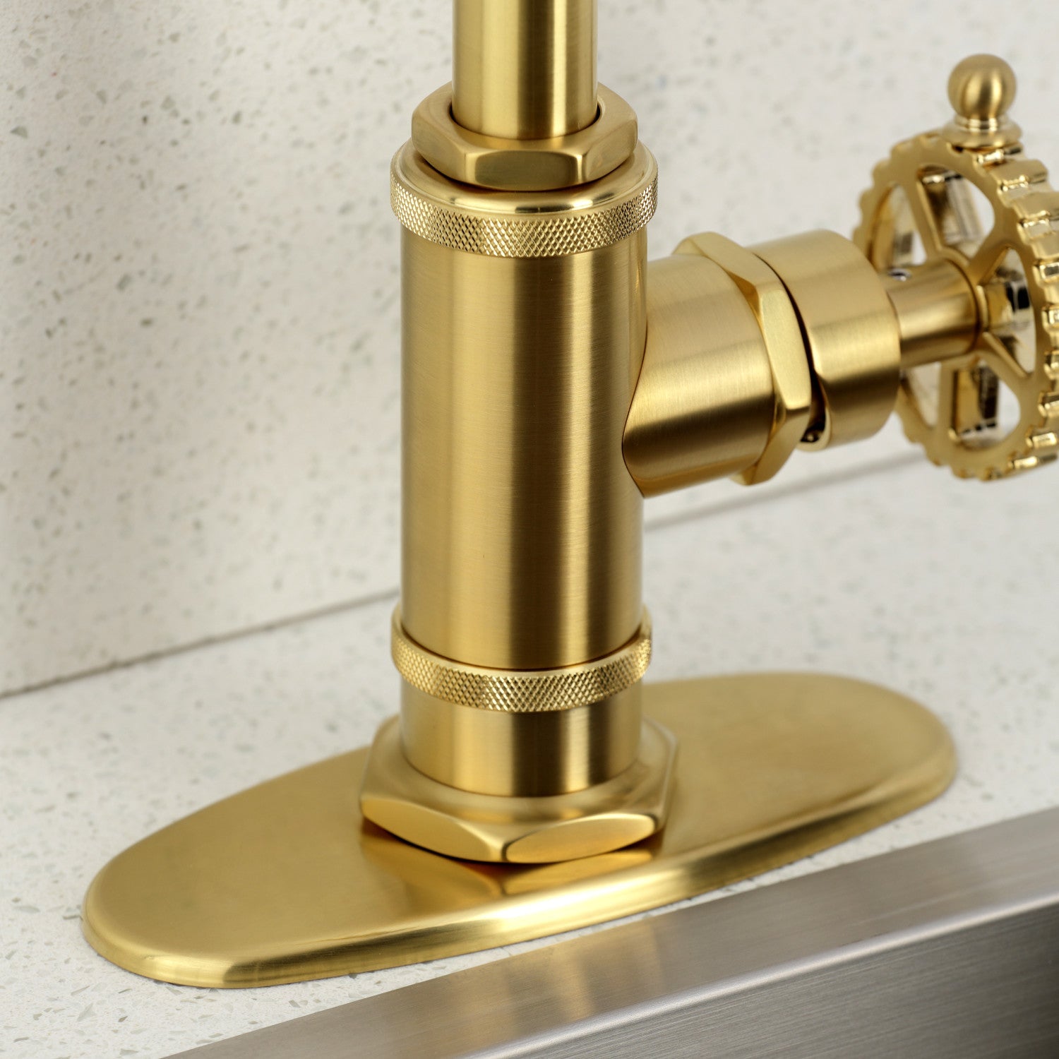 Kingston Brass Sona Fuller — Mezcladora de Bar de Cubierta, Una Manija, 1 Orificio — Latón Cepillado — Ambientación 4