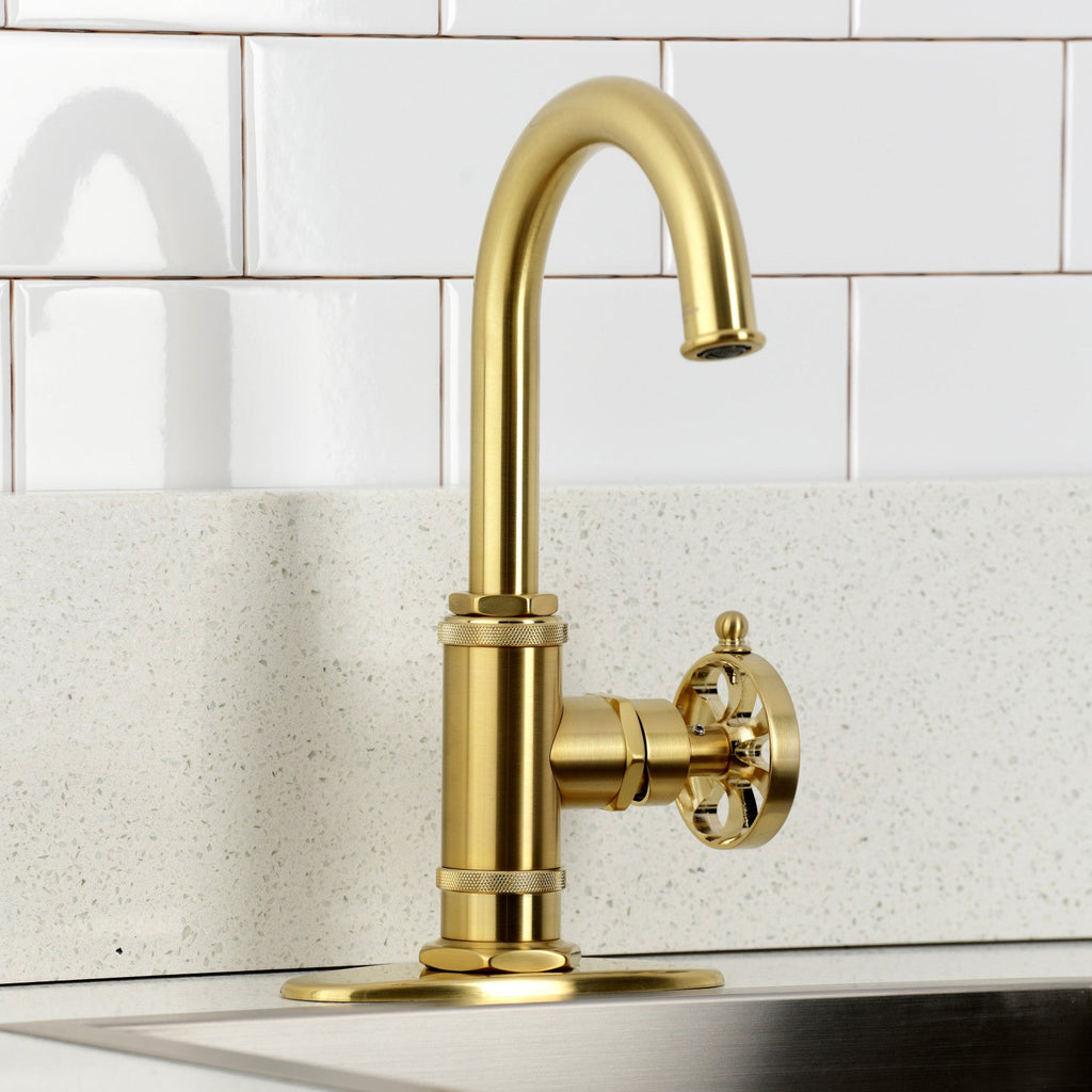 Kingston Brass Sona Belknap — Mezcladora de Bar de Cubierta, Una Manija, 1 Orificio — Latón Cepillado — Ambientación 3