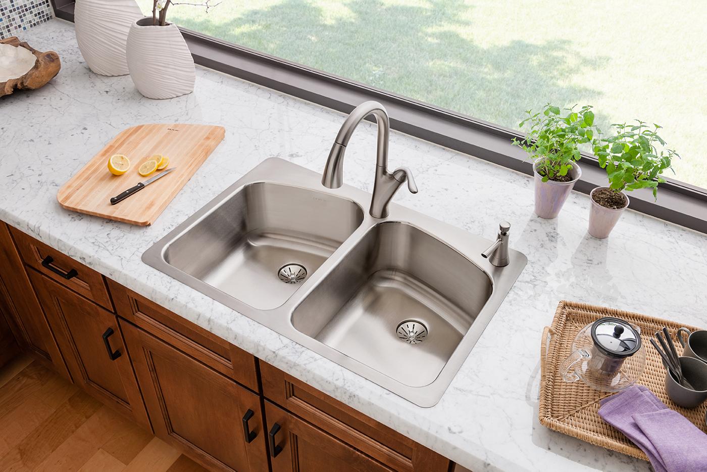 Elkay Tarja Lustertone® Classic Acero Inoxidable 33" x 22" x 9" de Dos Tazones Iguales de Doble Montaje with Perfect Drain® — ambiente de cocina