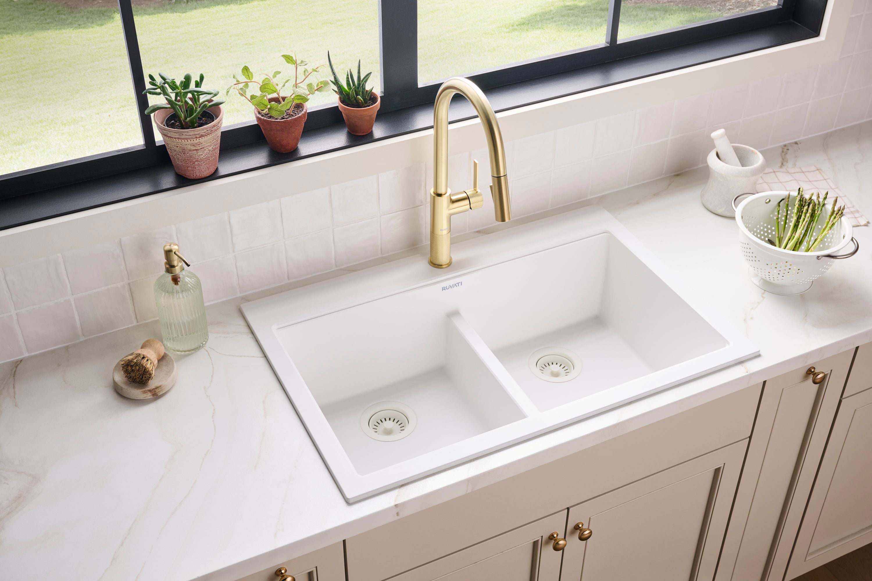 Ruvati epiGranite — Tarja de Cocina de 33 x 22 pulg en Granito Compuesto — Blanco Ártico — 4