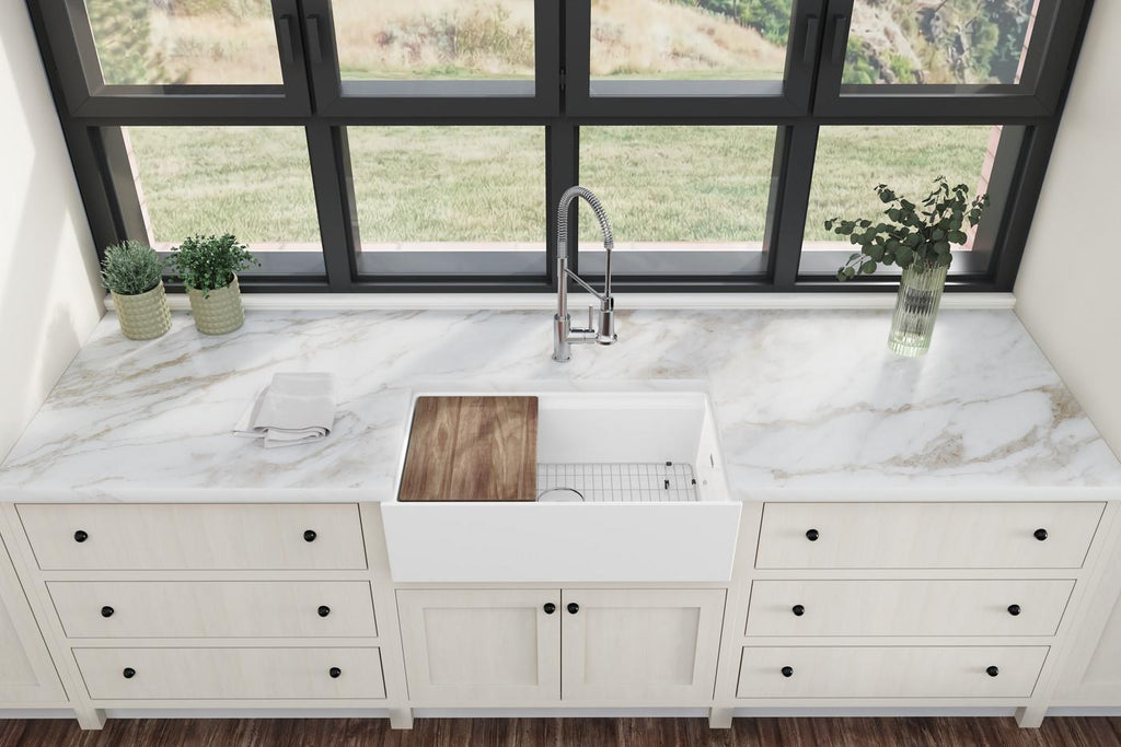 Elkay Tarja Fireclay 33" x 18-13/16" x 9-5/8" de Un Tazón Farmhouse Workstation (Kit) Blanco — ambiente de cocina