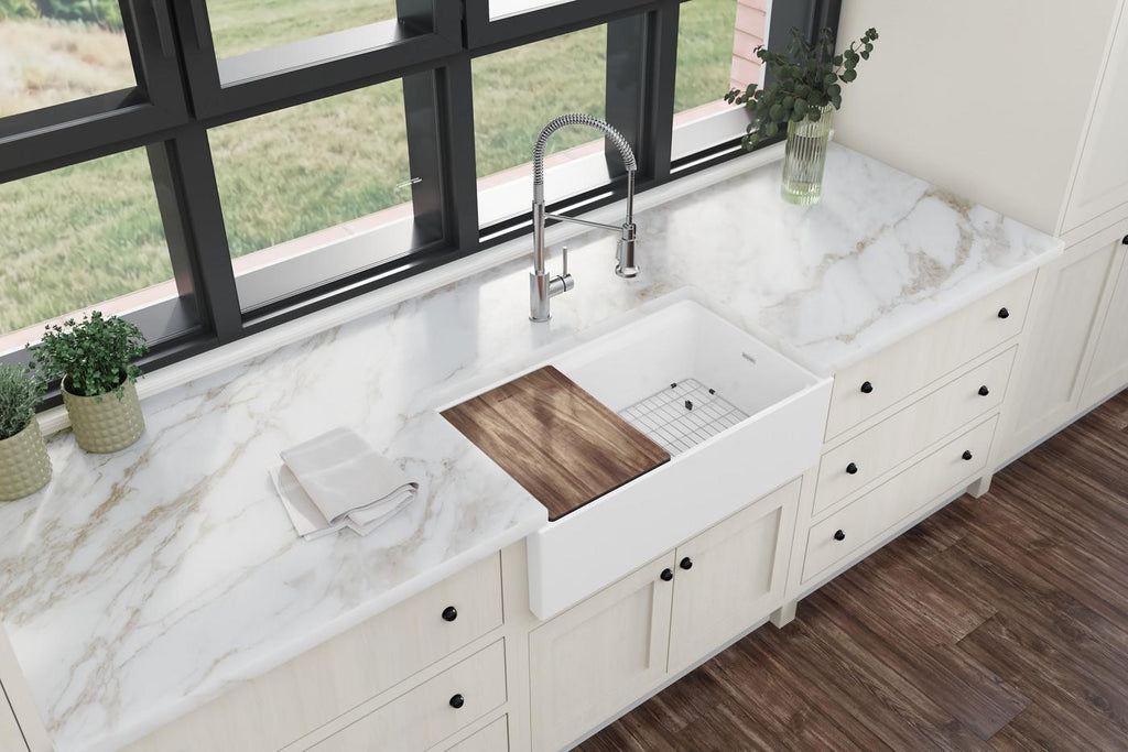 Elkay Tarja Fireclay 33" x 18-13/16" x 9-5/8" de Un Tazón Farmhouse Workstation (Kit) Blanco — ambiente de cocina