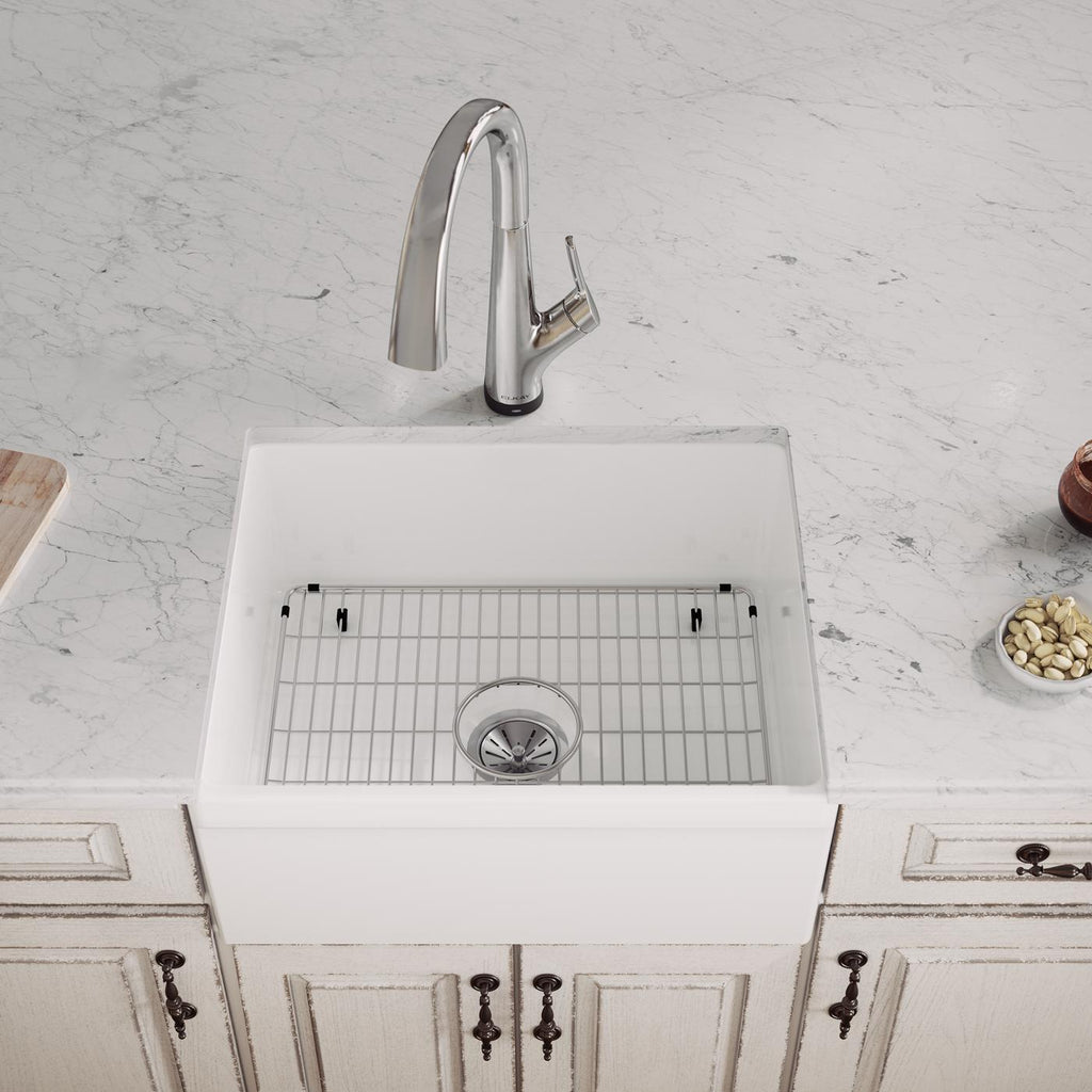 Elkay Tarja Fireclay 24-7/16" x 19-11/16" x 9-1/8" de Un Tazón Farmhouse (Kit) con Llave Filtrada Blanco — ambiente de cocina