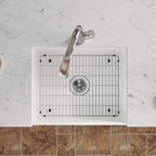 Elkay Tarja Fireclay 24-7/16" x 19-11/16" x 9-1/8" de Un Tazón Farmhouse (Kit) con Llave Filtrada Blanco — ambiente de cocina