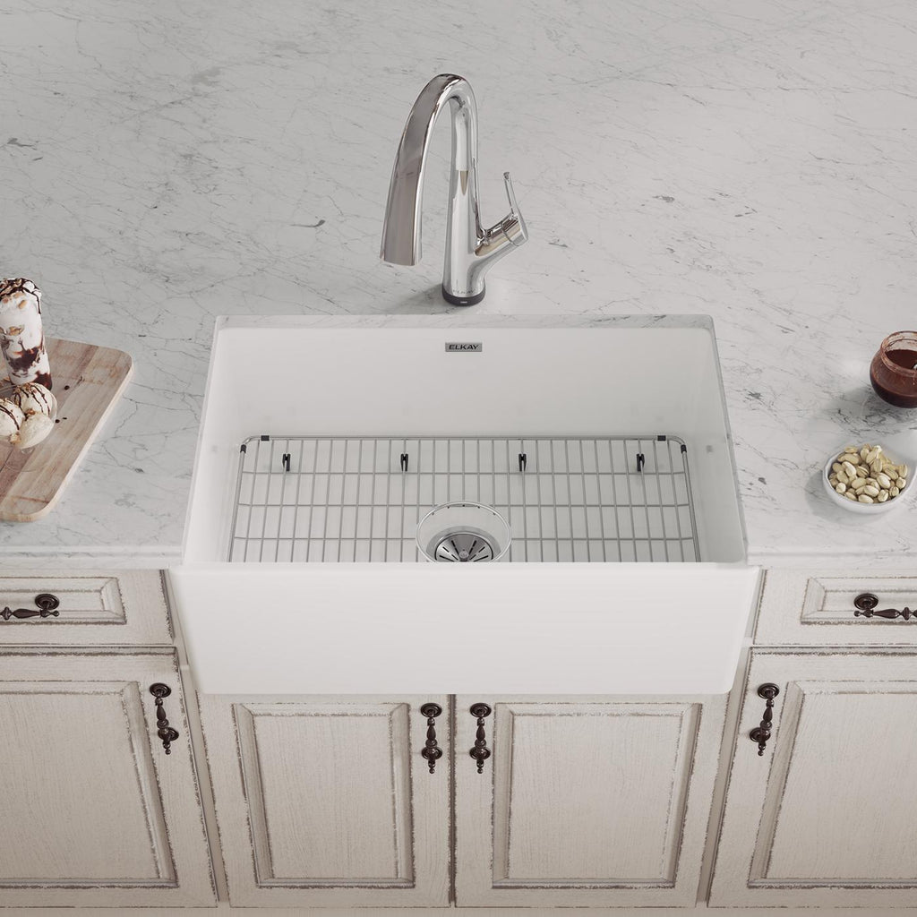 Elkay Tarja Fireclay 30" x 19-15/16" x 9-1/8" de Un Tazón Farmhouse (Kit) con Llave Filtrada — ambiente de cocina