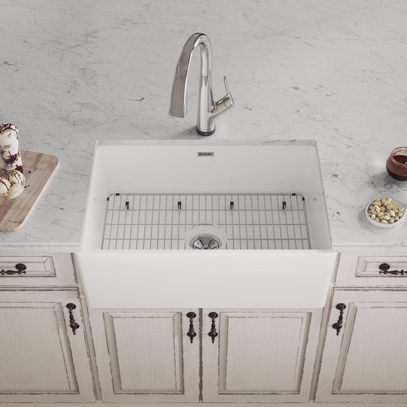Elkay Tarja Fireclay 30" x 19-15/16" x 9-1/8" de Un Tazón Farmhouse (Kit) con Llave Filtrada — ambiente de cocina