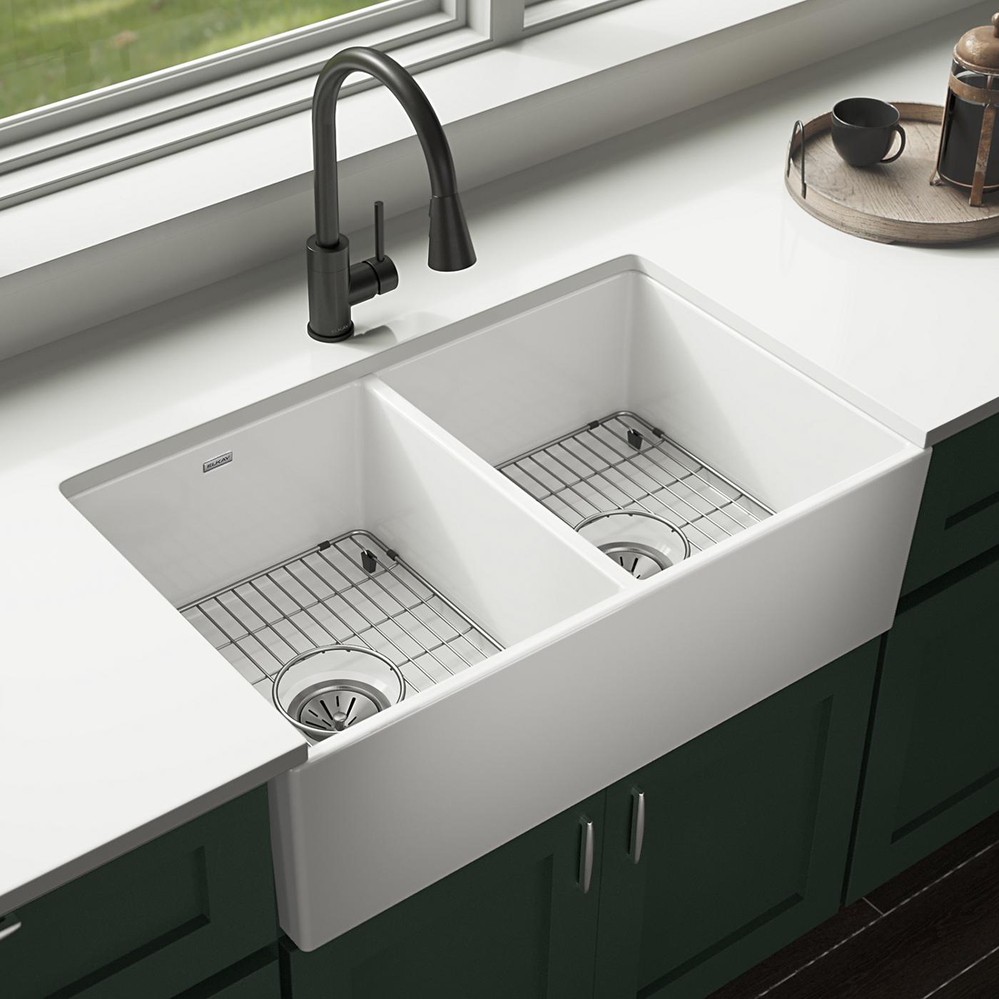 Elkay Tarja Fireclay 33" x 19-15/16" x 9" de Dos Tazones Iguales Farmhouse (Kit) — ambiente de cocina