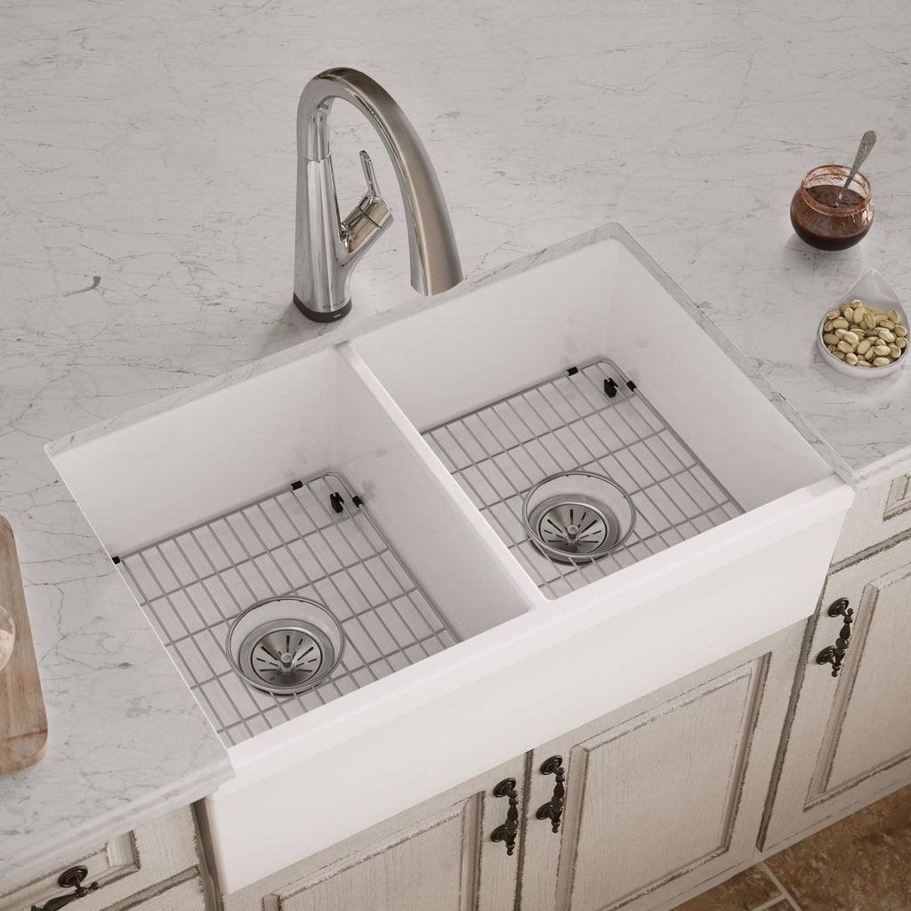 Elkay Tarja Fireclay 33" x 19-15/16" x 9" de Dos Tazones Iguales Farmhouse (Kit) con Llave Filtrada Blanco — ambiente de cocina
