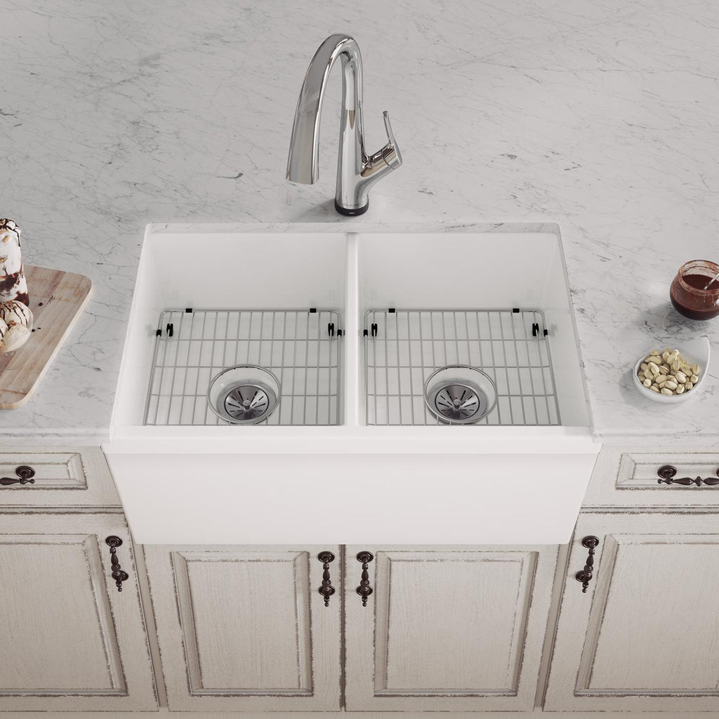 Elkay Tarja Fireclay 33" x 19-15/16" x 9" de Dos Tazones Iguales Farmhouse (Kit) con Llave Filtrada Blanco — ambiente de cocina
