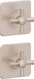 California Faucets Miramar StyleTherm Vista™ - Dos Placas Cuadradas (4" x 4" c/u), Cartucho de 2 Salidas No Compartidas, 2 Manijas de Cruz
