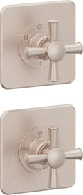 California Faucets Miramar StyleTherm Vista™ - Dos Placas Cuadradas (4" x 4" c/u), Cartucho de 3 Salidas Compartidas, 2 Manijas de Cruz