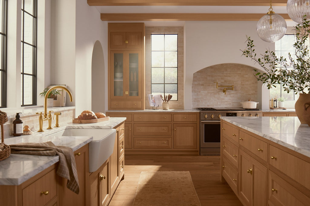 Kohler Edalyn by Studio McGee — Mezcladora de Cocina tipo Puente con Rociador Lateral — Ambientación 1