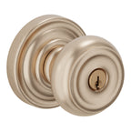 Baldwin Hardware Juego de Entrada con Llave 5210 — Perilla Colonial con Roseta Clásica — Latón satinado café