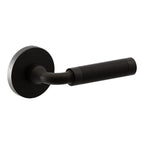 Baldwin Hardware Manija L032 Curved Knurled Gramercy con Roseta 5046 — Bronce aceitado — Paso