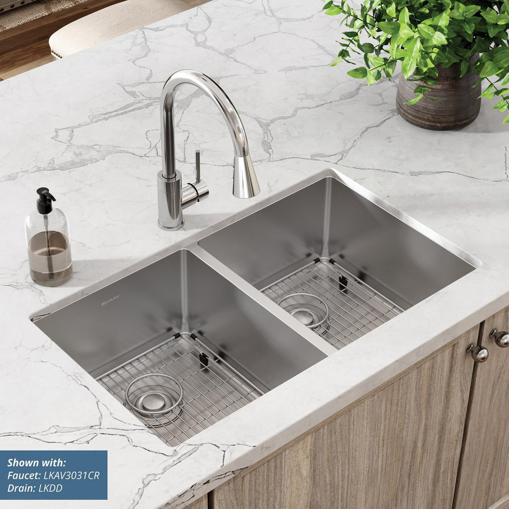 Elkay Tarja Crosstown® Calibre 18 Acero Inoxidable 31-1/2" x 18-1/2" x 9" de Dos Tazones Iguales Bajo Cubierta (Kit) — ambiente de cocina