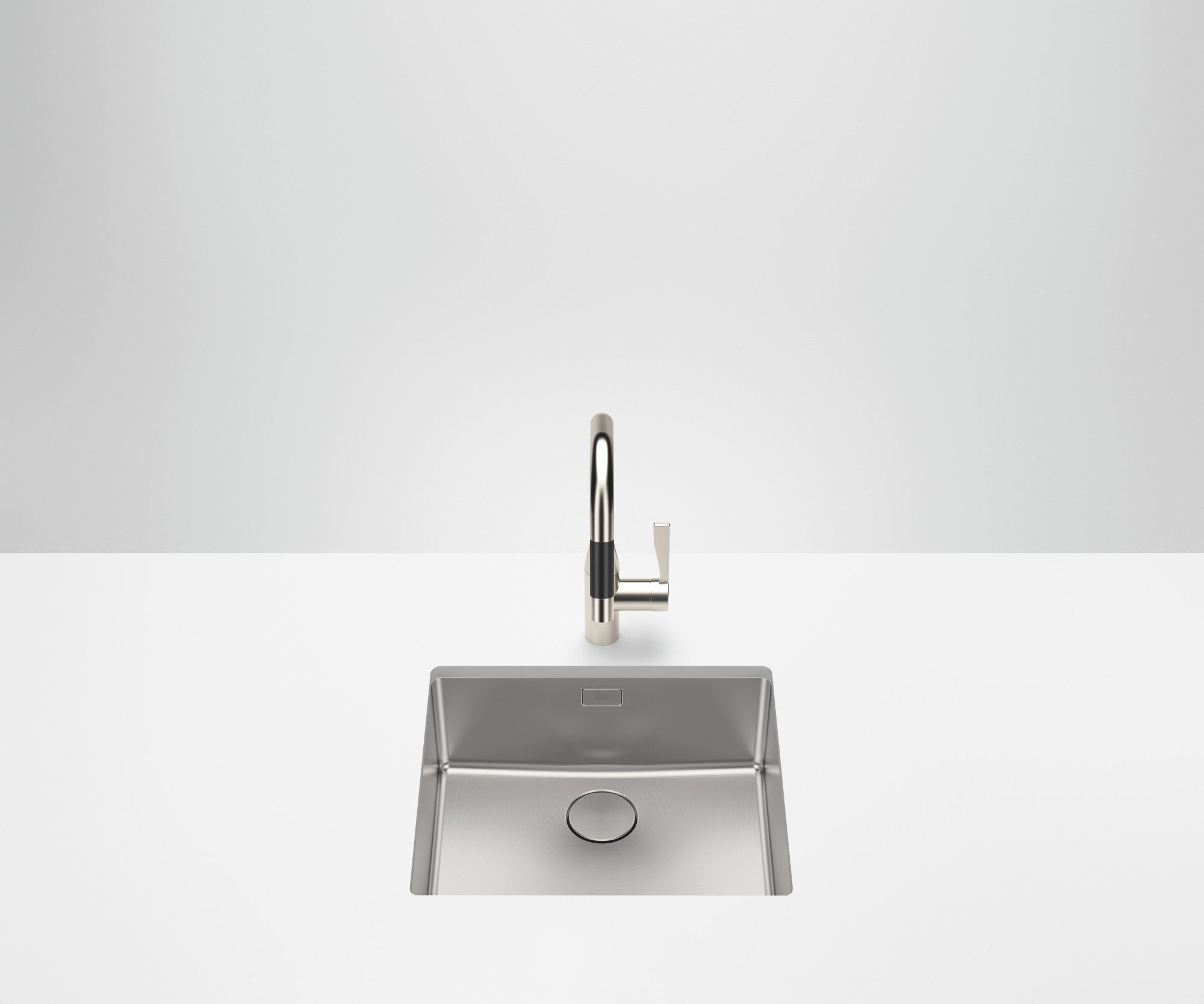 Fregadero Dornbracht de una cubeta de 450 x 400 mm en acero inoxidable cepillado, instalado bajo encimera con una mezcladora de cocina