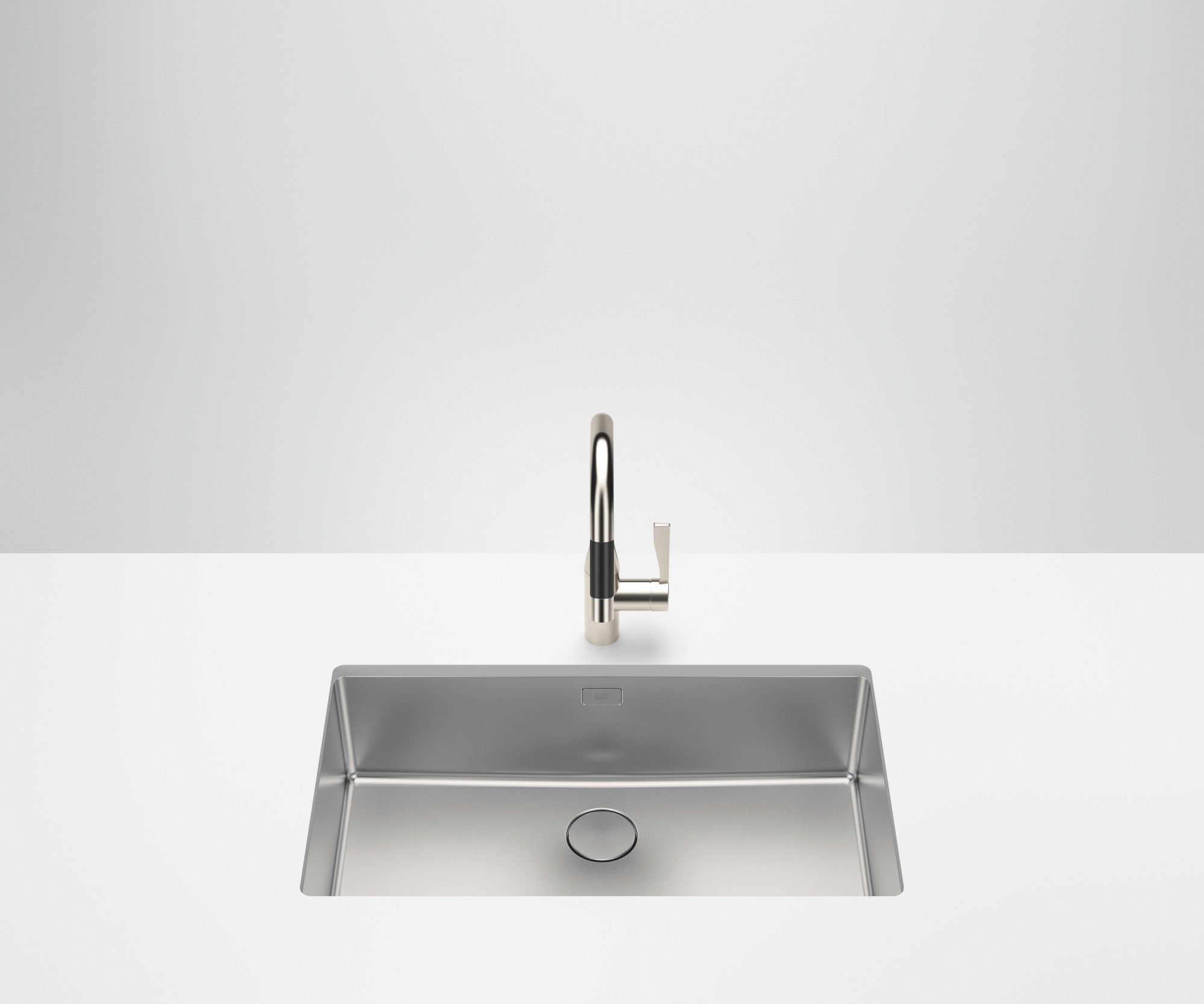 Fregadero Dornbracht de una cubeta de 710 x 400 mm en acero inoxidable cepillado, instalado bajo encimera con una mezcladora de cocina