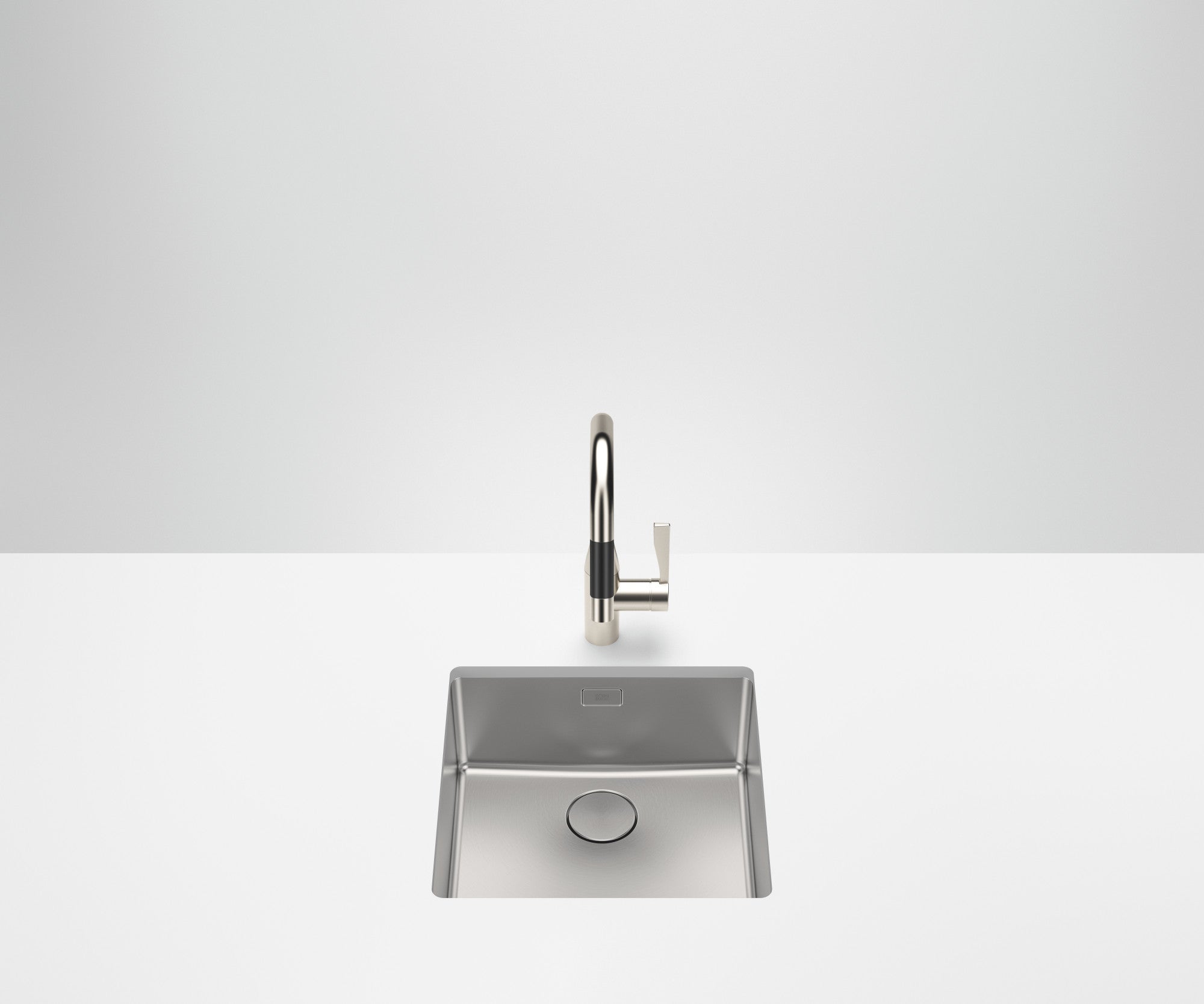 Fregadero Dornbracht de una cubeta de 400 x 400 mm en acero inoxidable cepillado, instalado bajo encimera con una mezcladora de cocina