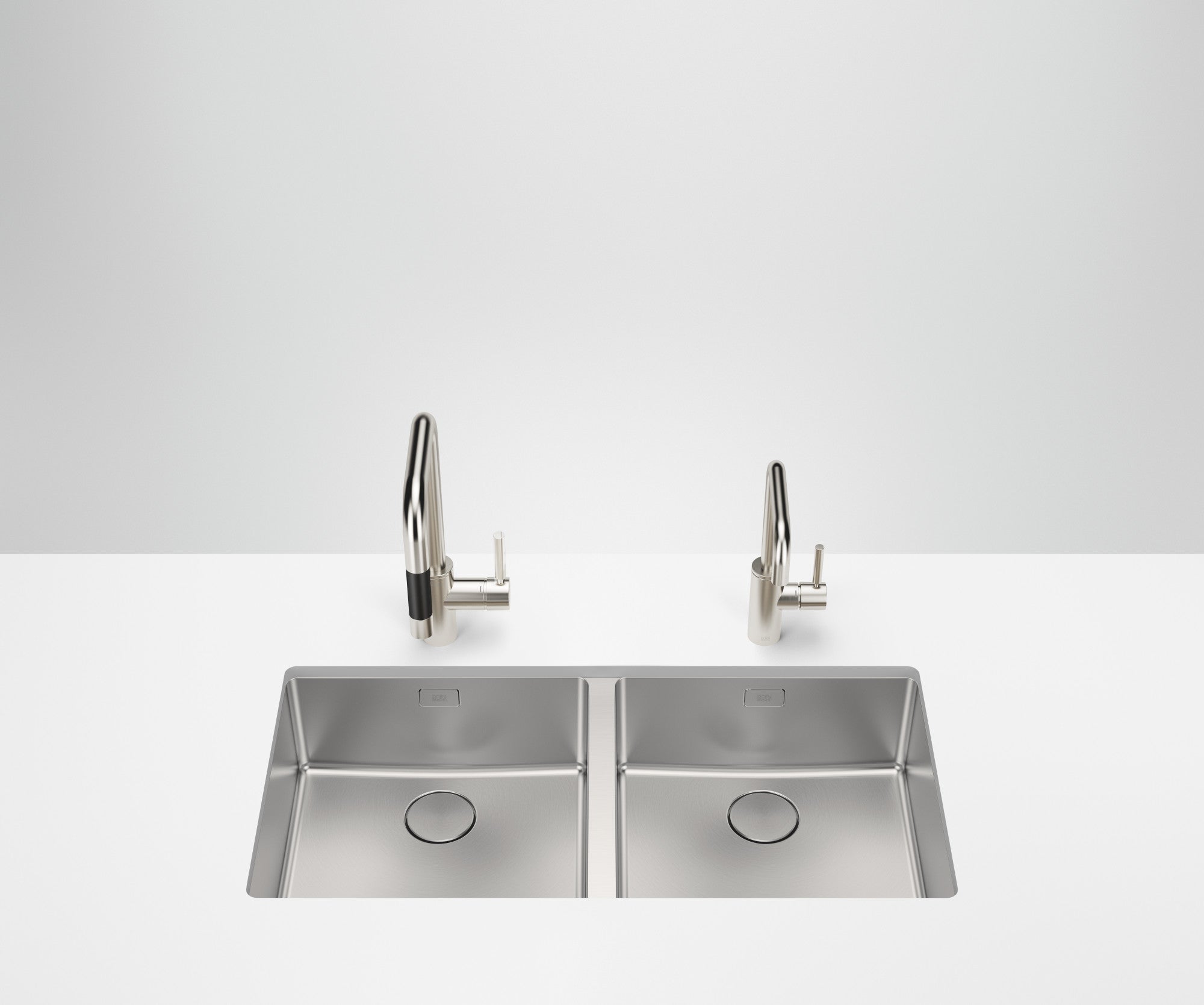 Fregadero doble Dornbracht de acero inoxidable cepillado instalado bajo encimera, con dos cubetas de 400 x 400 mm y dos mezcladoras de cocina
