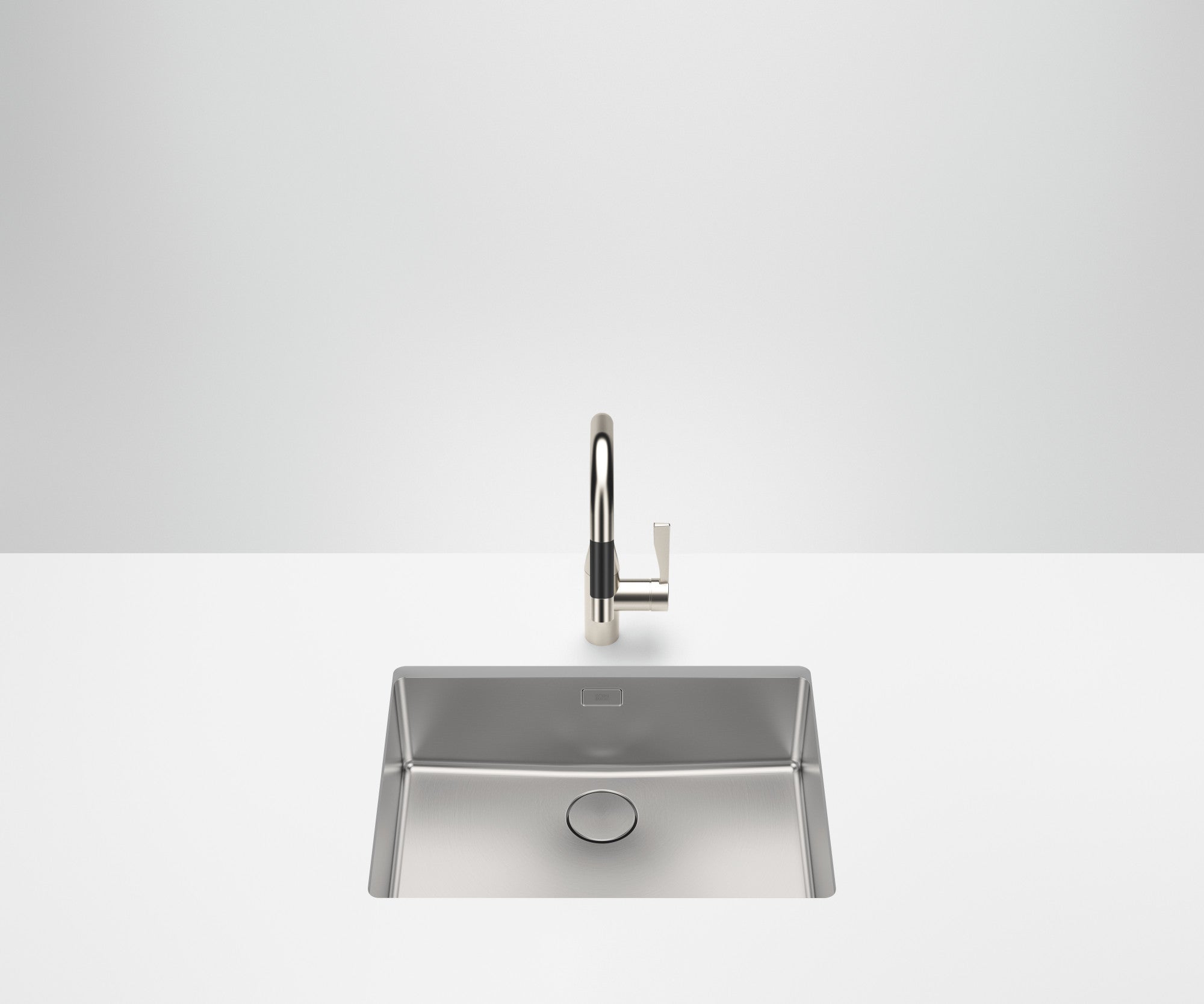 Fregadero Dornbracht de una cubeta de 550 x 400 mm en acero inoxidable cepillado, instalado bajo encimera con una mezcladora de cocina