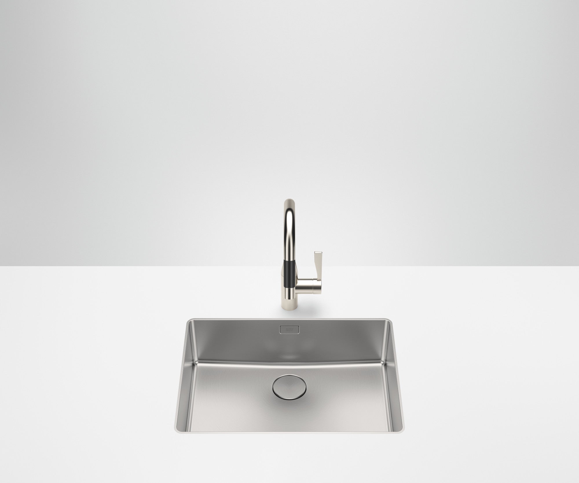 Fregadero Dornbracht de una cubeta de 550 x 400 mm en acero inoxidable cepillado, instalado bajo encimera con una mezcladora de cocina