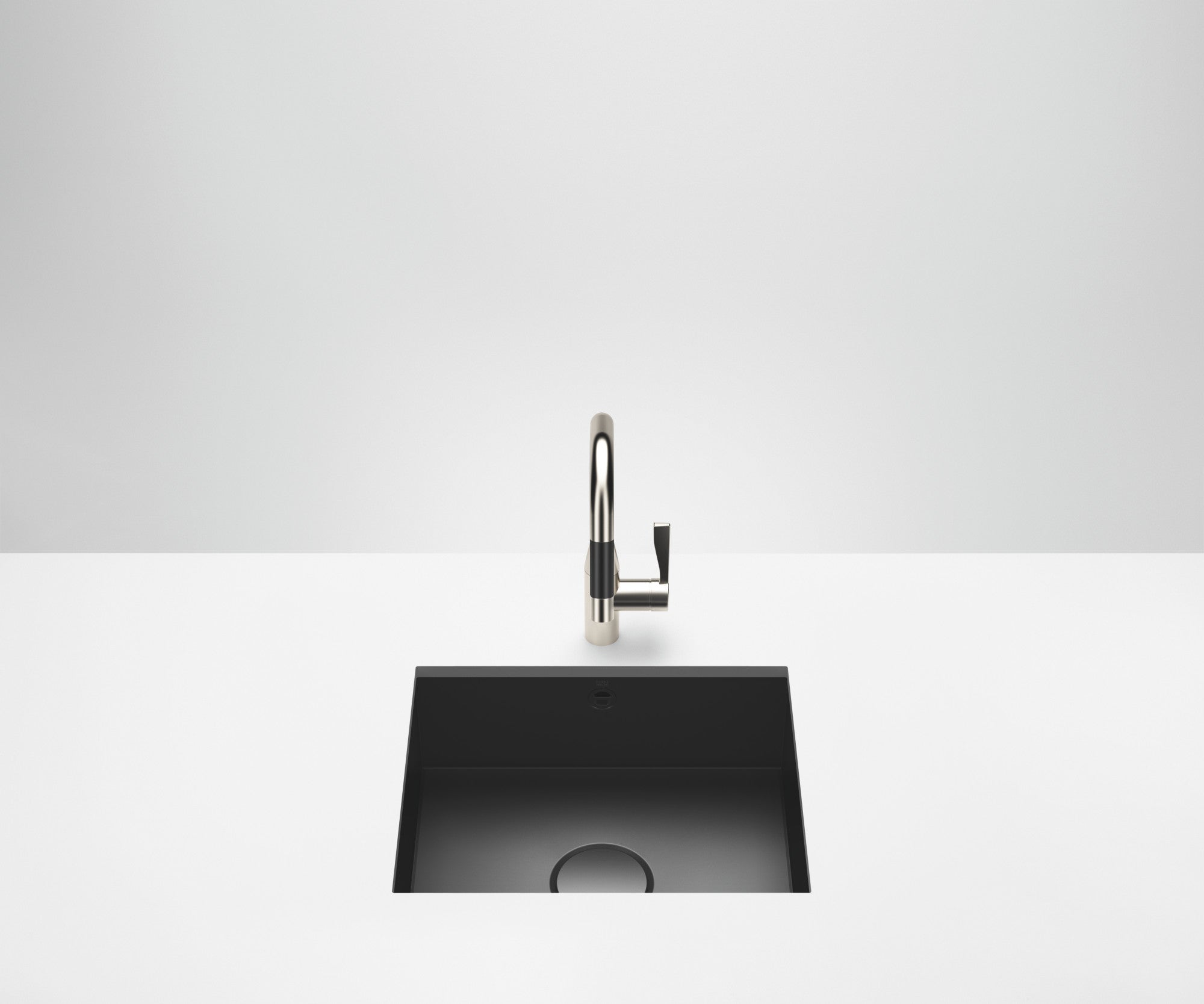 Fregadero Dornbracht de una cubeta de 500 x 400 mm en acero vitrificado negro mate, instalado bajo encimera con una mezcladora de cocina