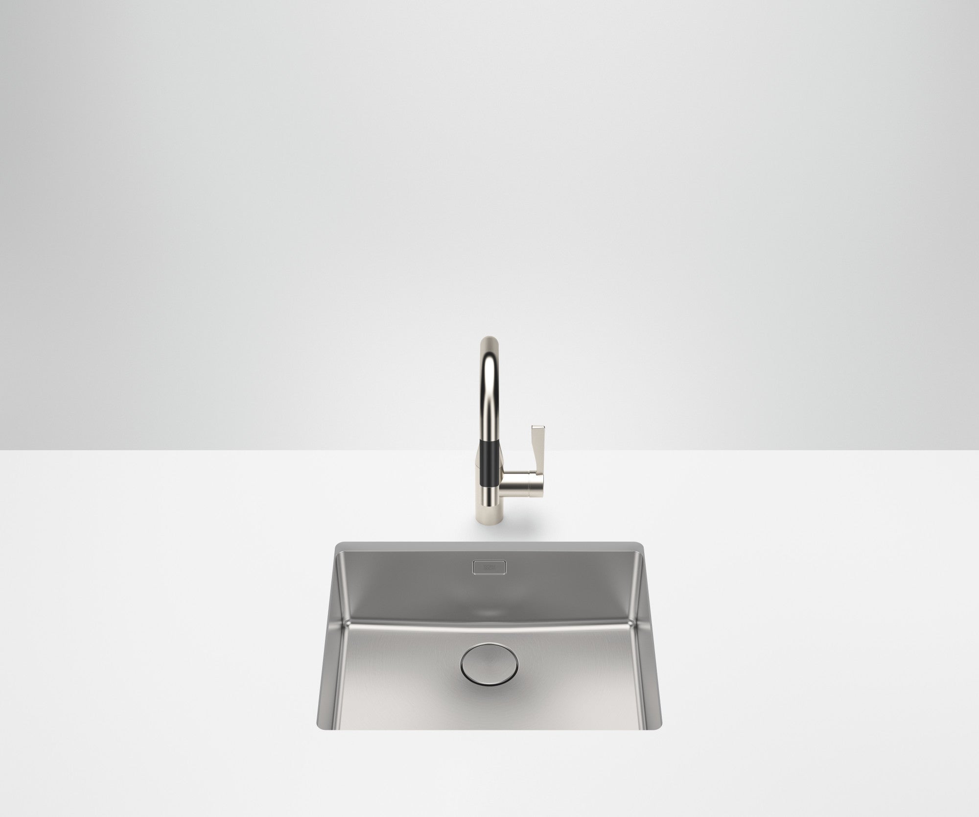 Fregadero Dornbracht de una cubeta de 500 x 400 mm en acero inoxidable cepillado, instalado bajo encimera con una mezcladora de cocina