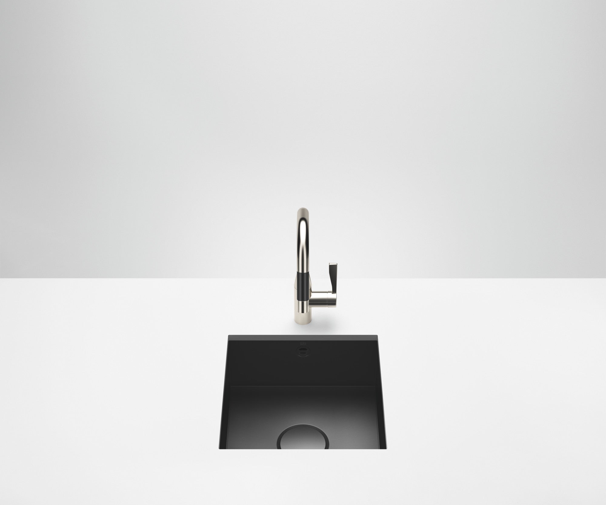 Fregadero Dornbracht de una cubeta de 400 x 400 mm en acero vitrificado negro mate, instalado bajo encimera con una mezcladora de cocina