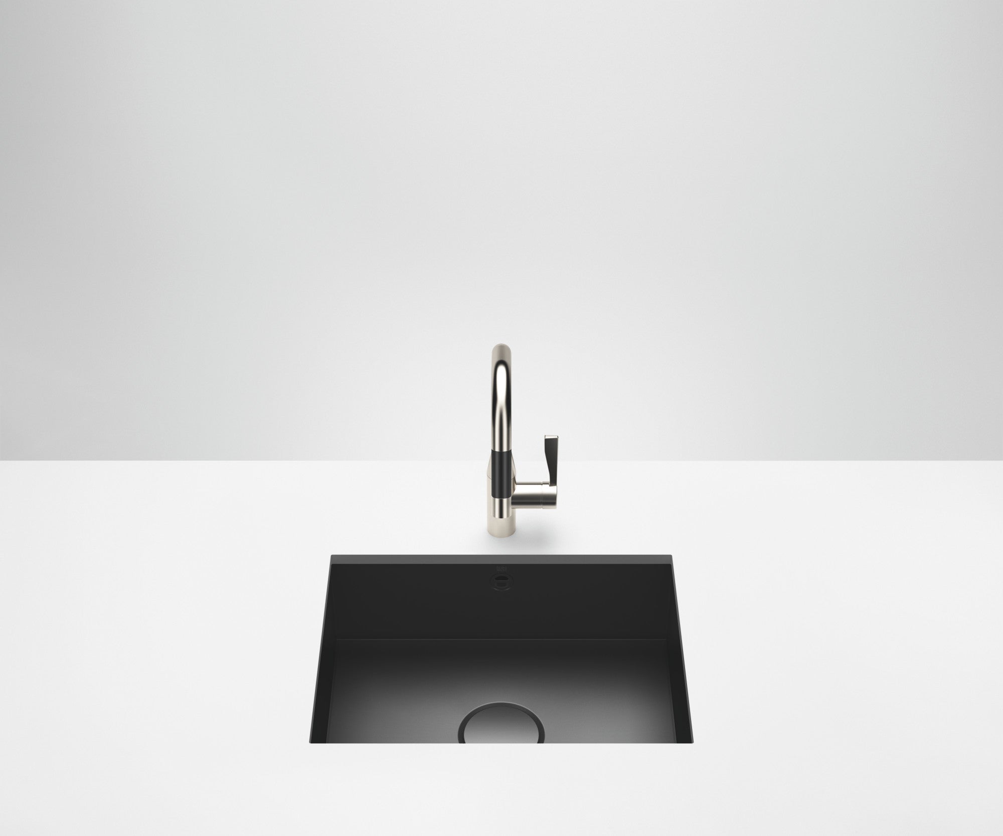 Fregadero Dornbracht de una cubeta de 550 x 400 mm en acero vitrificado negro mate, instalado bajo encimera con una mezcladora de cocina
