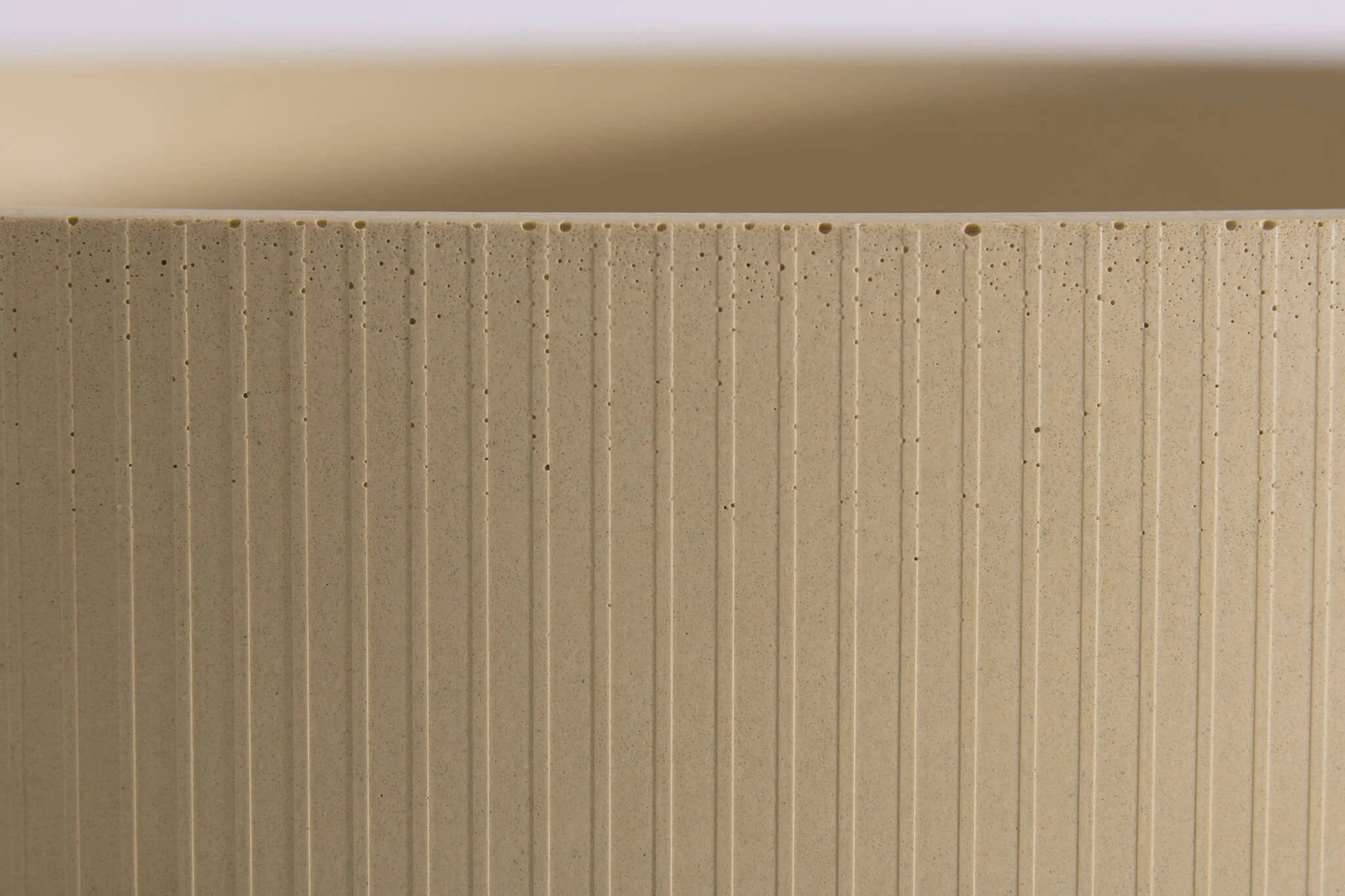 Detalle de textura de franjas verticales en lavabo de concreto