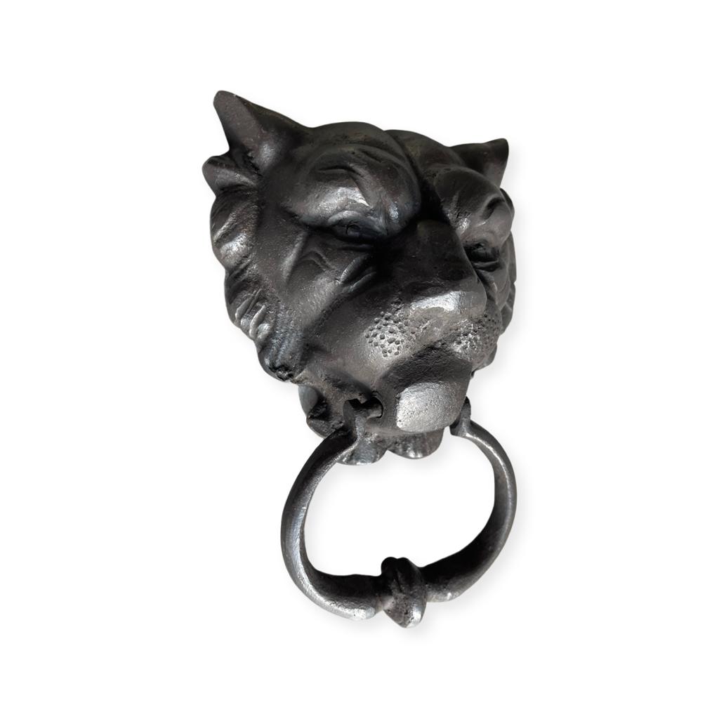 toca la puerta laton lion
