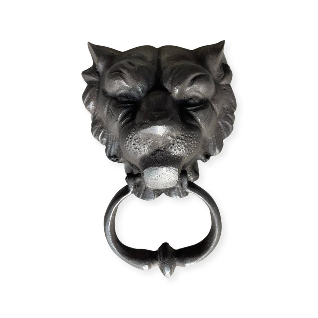 toca la puerta laton lion