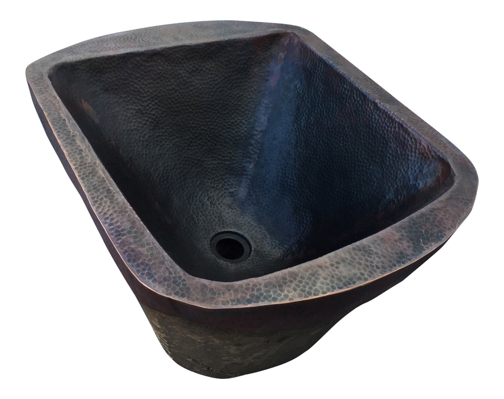 Lavabo de cobre sobre madera