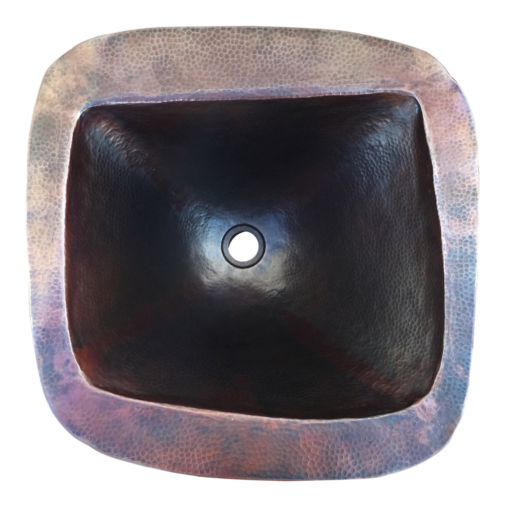 Lavabo de cobre sobre madera