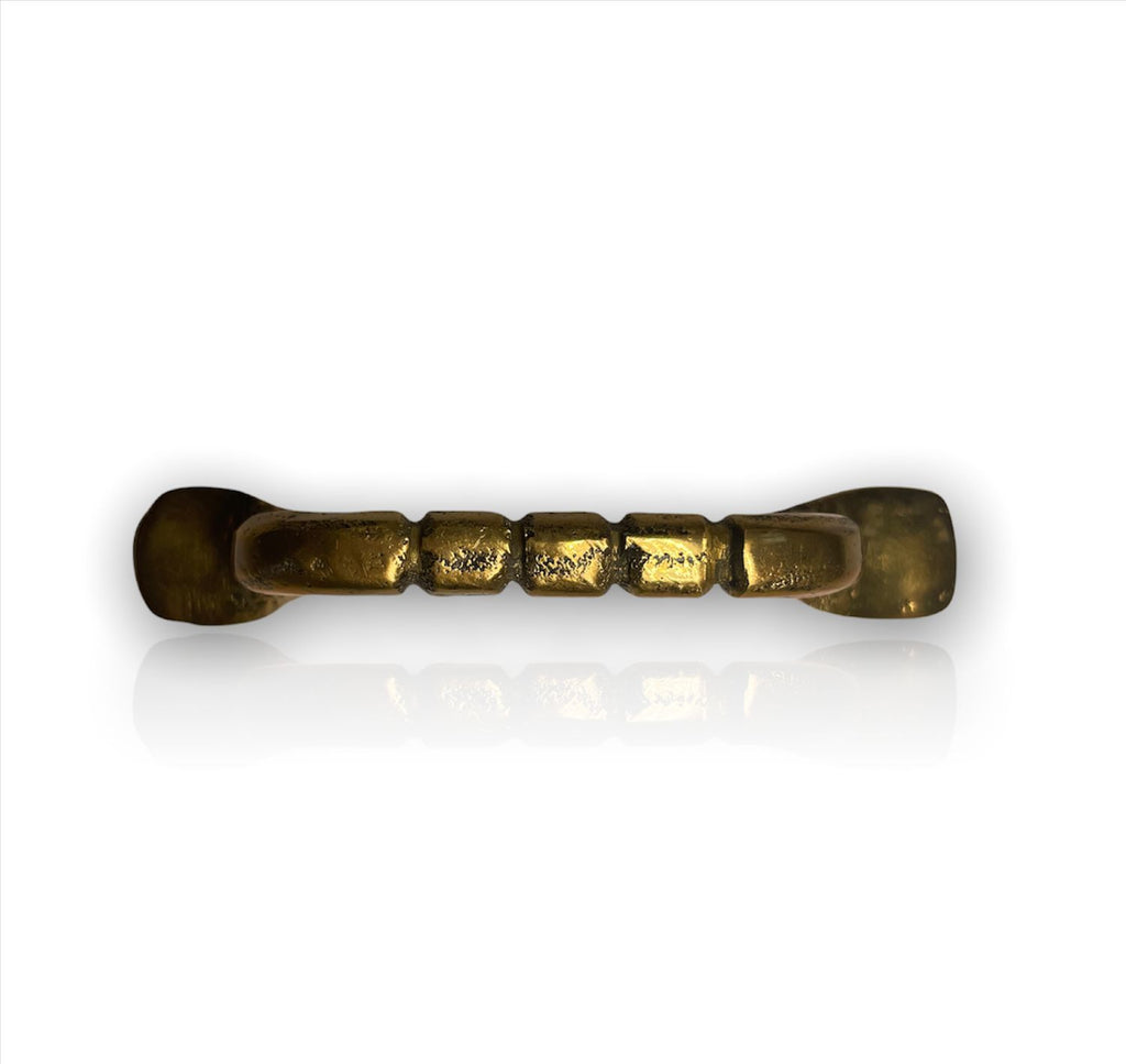 Jaladera de bronce tradicional con líneas