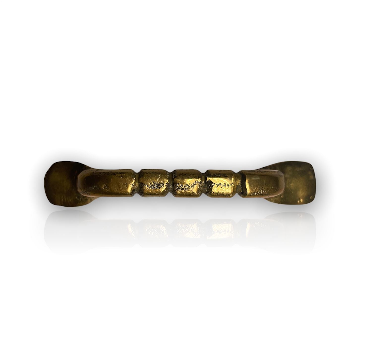 Jaladera de bronce tradicional con líneas