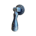 jaladera de boton forma de gota bronce lineas placa circular